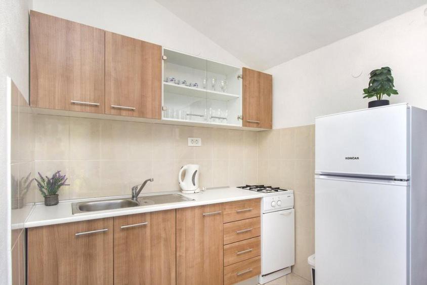 Apartment Belakusic 2 *